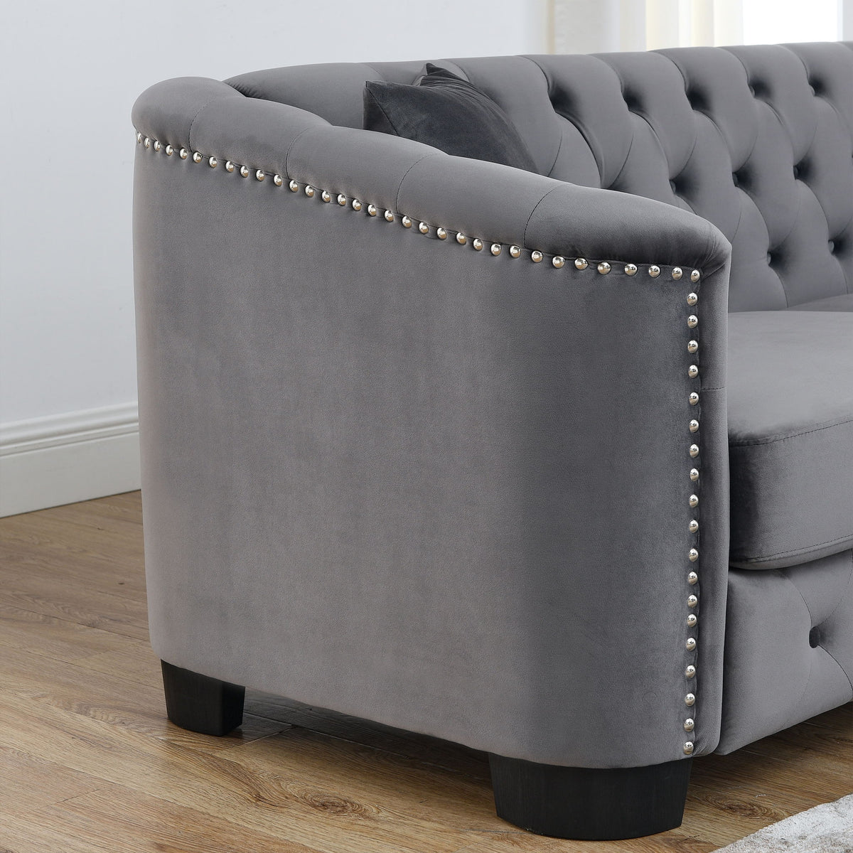 Modern Chesterfield Sofa With Tufted Backrest